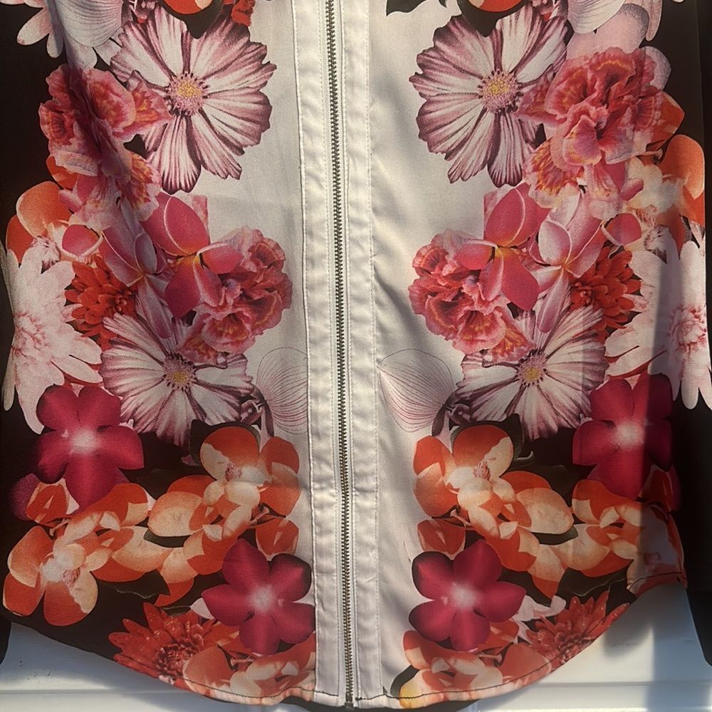 Women’s black and floral blouse with zip front and crew neckline - Picture 3 of 7